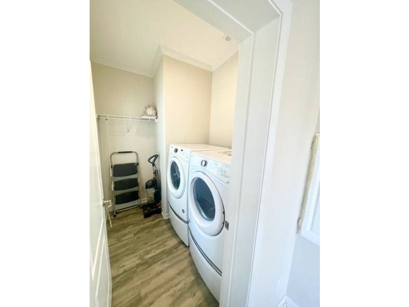Paradise awaits you with this LIKE NEW, VERY Spacious 2 Bedroom - photo 22