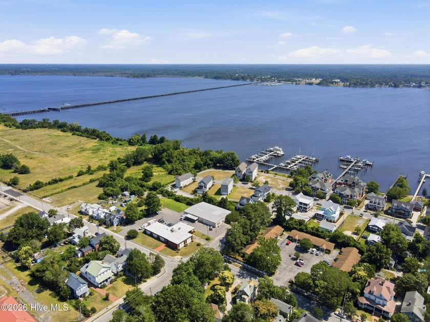 Own a piece of New Bern history with this charming 2-bedroom, 1 - photo 11