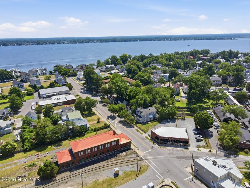 Own a piece of New Bern history with this charming 2-bedroom, 1 - photo 16