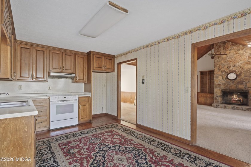 Welcome to 291 Jule Ingram Rd NE on beautiful Lake Sinclair - photo 22