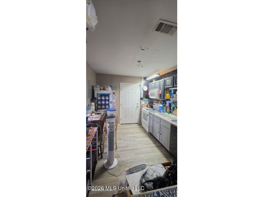 Fantastic 2BR/1BA Home Conveniently Located Across from - photo 11