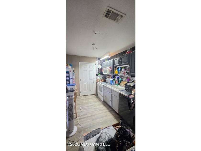 Fantastic 2BR/1BA Home Conveniently Located Across from - photo 12