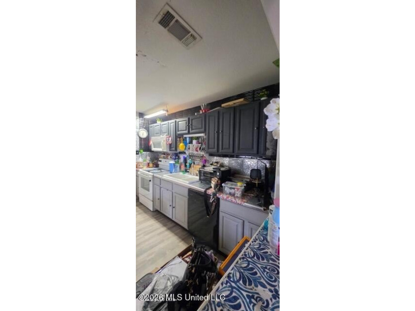 Fantastic 2BR/1BA Home Conveniently Located Across from - photo 13