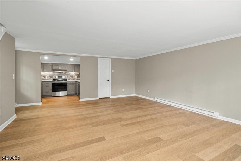 Private Retreat! This beautifully renovated cottage is tucked - photo 3