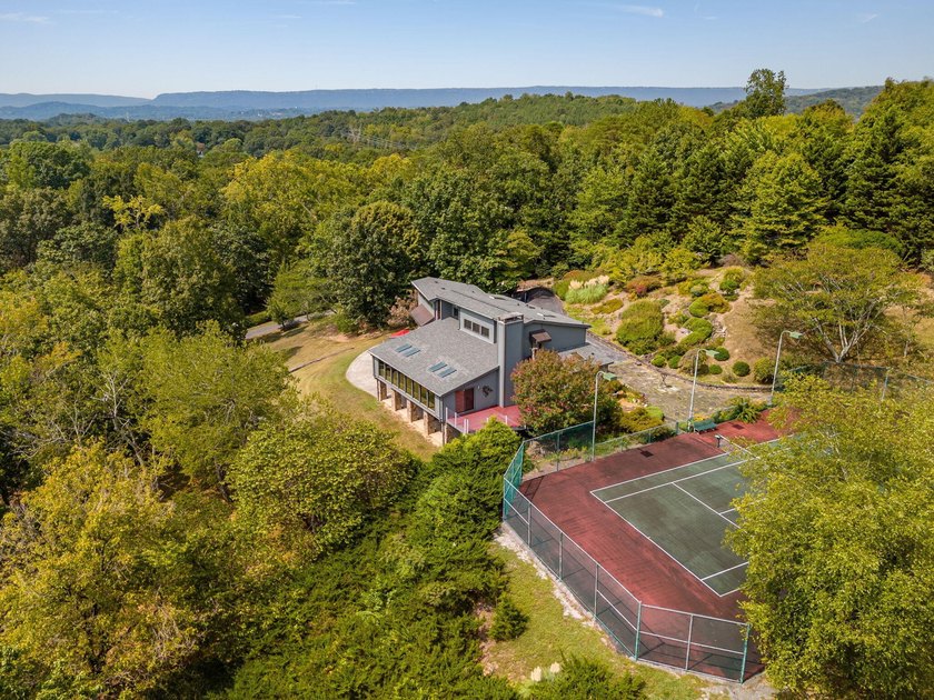 This spectacular home on 3411 Kings Cove Lane is a true hidden - photo 4
