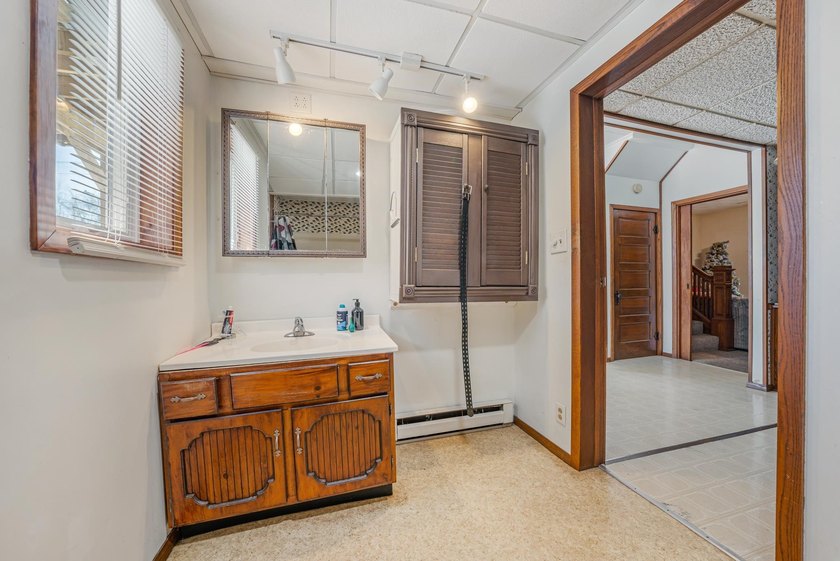 INVESTOR OPPORTUNITY - Huge up/down duplex with upper unit - photo 12