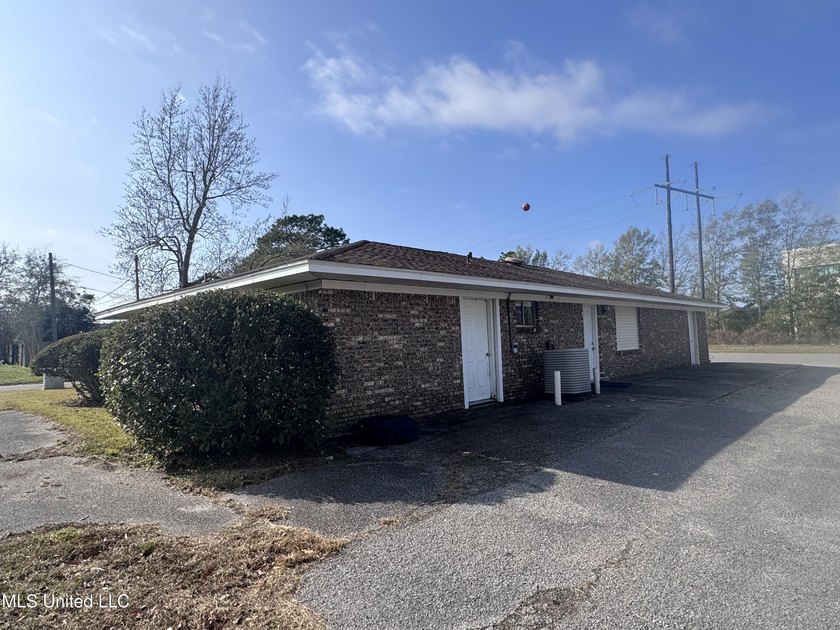 This 1,823 SF medical office building is move-in ready and - photo 3