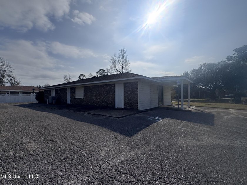 This 1,823 SF medical office building is move-in ready and - photo 6