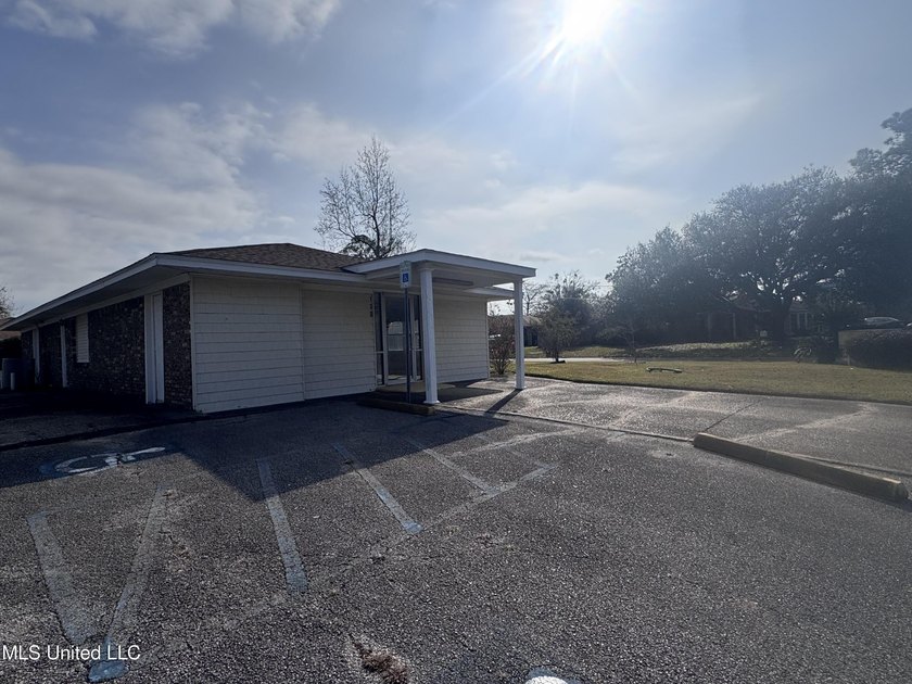 This 1,823 SF medical office building is move-in ready and - photo 10