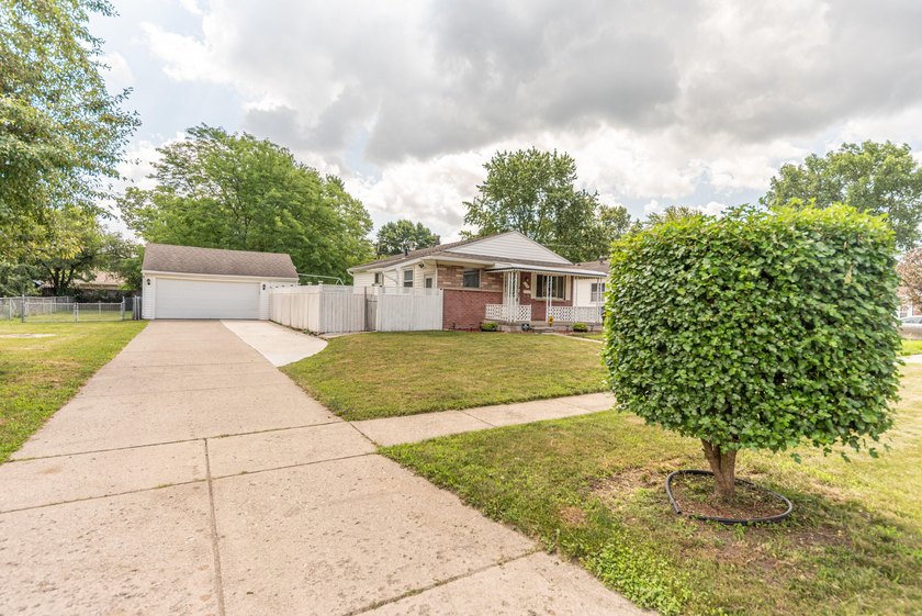 Quiet tree lined street this 3BR/2BA ranch home is located in a - photo 4