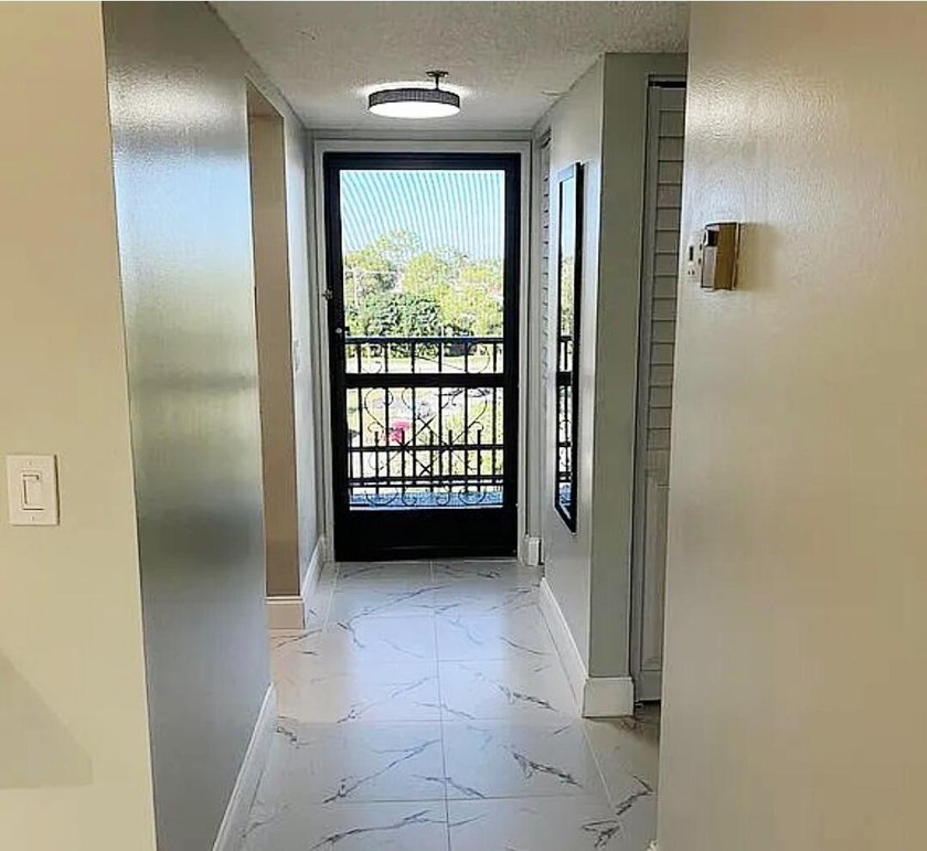 Beautifully remodeled and move-in ready, immaculate 1bedroom - photo 3