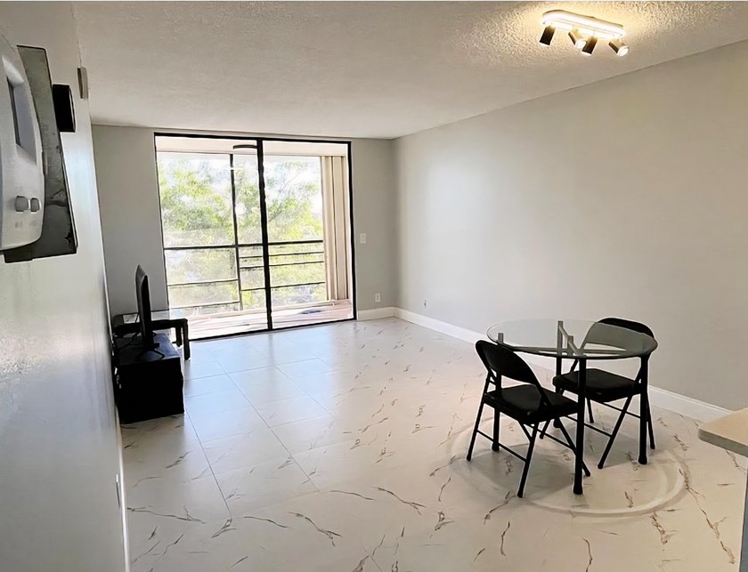 Beautifully remodeled and move-in ready, immaculate 1bedroom - photo 6