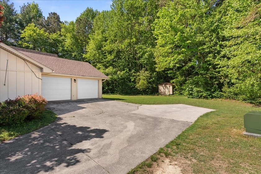 Beautiful home featuring 4 oversized bedrooms and 3.5 baths - photo 8
