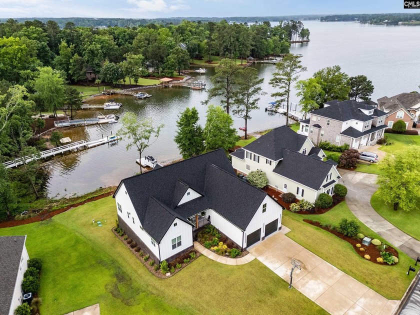 SEE VIRTUAL TOUR. Welcome to 52 Melrose Place in the highly - photo 3