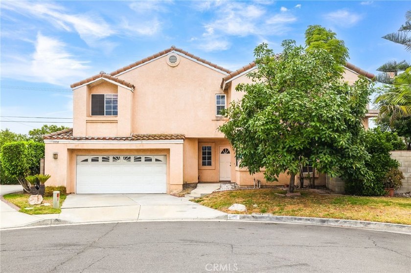Charming 3-bedroom, 2.5-bath home in a prime Santa Ana location - photo 2
