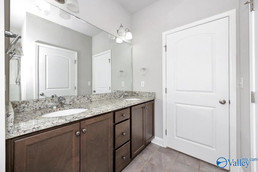 Low maintenance living in an active community! Single level - photo 12