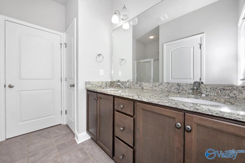 Low maintenance living in an active community! Single level - photo 13