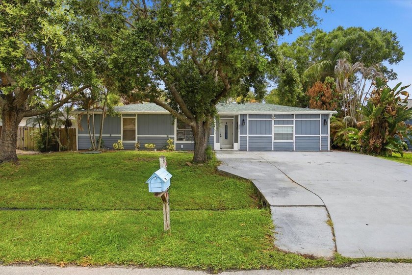 New Roof! Pool home! 3/2 plus bonus room! Huge backyard! Call - photo 2