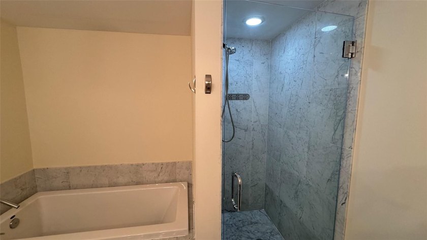 AMAZING 2/2 CORNER UNIT, BEAUTIFUL VIEW TP THE BAY AND CITY - photo 2