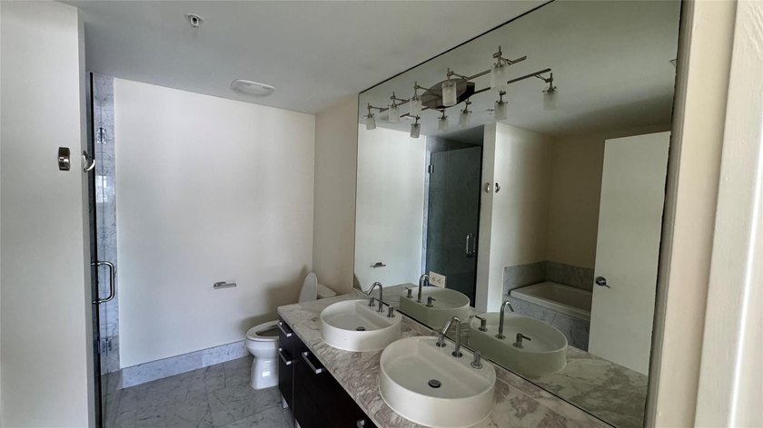 AMAZING 2/2 CORNER UNIT, BEAUTIFUL VIEW TP THE BAY AND CITY - photo 3