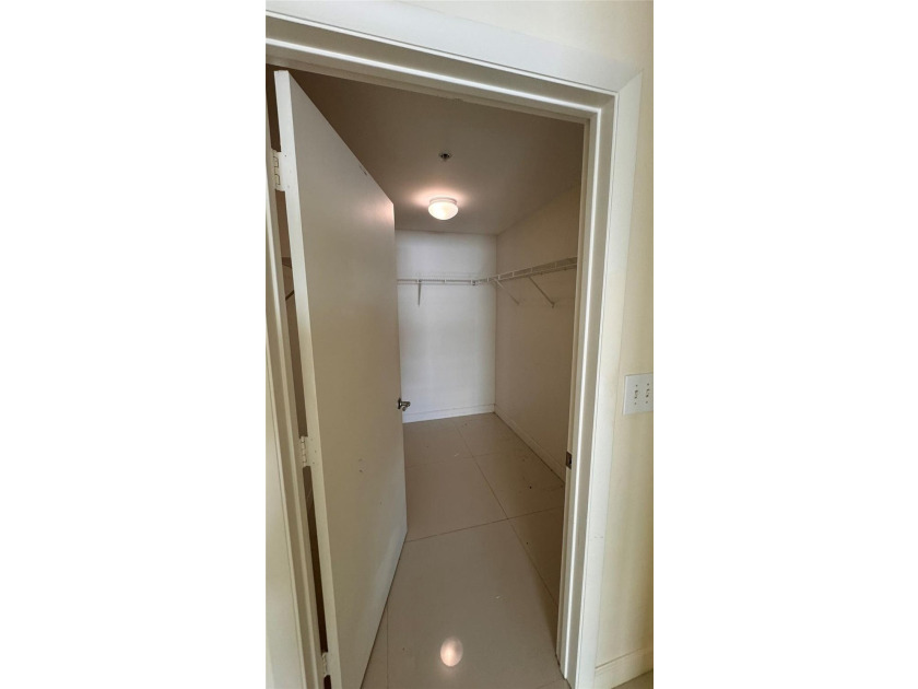 AMAZING 2/2 CORNER UNIT, BEAUTIFUL VIEW TP THE BAY AND CITY - photo 4