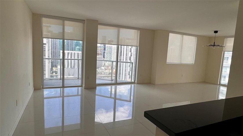 AMAZING 2/2 CORNER UNIT, BEAUTIFUL VIEW TP THE BAY AND CITY - photo 9