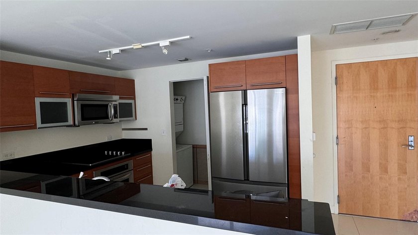AMAZING 2/2 CORNER UNIT, BEAUTIFUL VIEW TP THE BAY AND CITY - photo 10