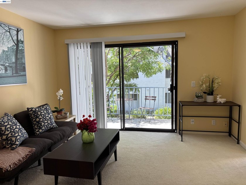 Charming upper-floor condo located in the desirable gated - photo 4