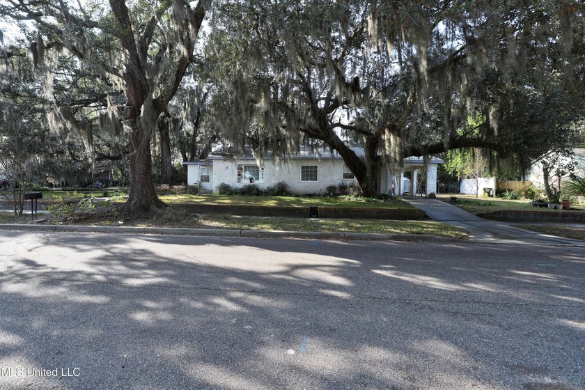 Welcome home to beautiful Biloxi near the Back Bay! Situated on - photo 2