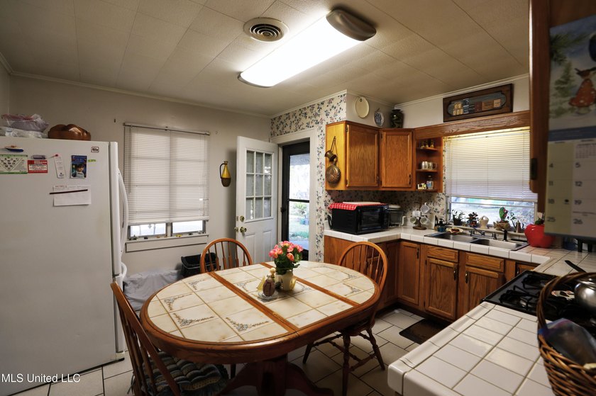 Welcome home to beautiful Biloxi near the Back Bay! Situated on - photo 5