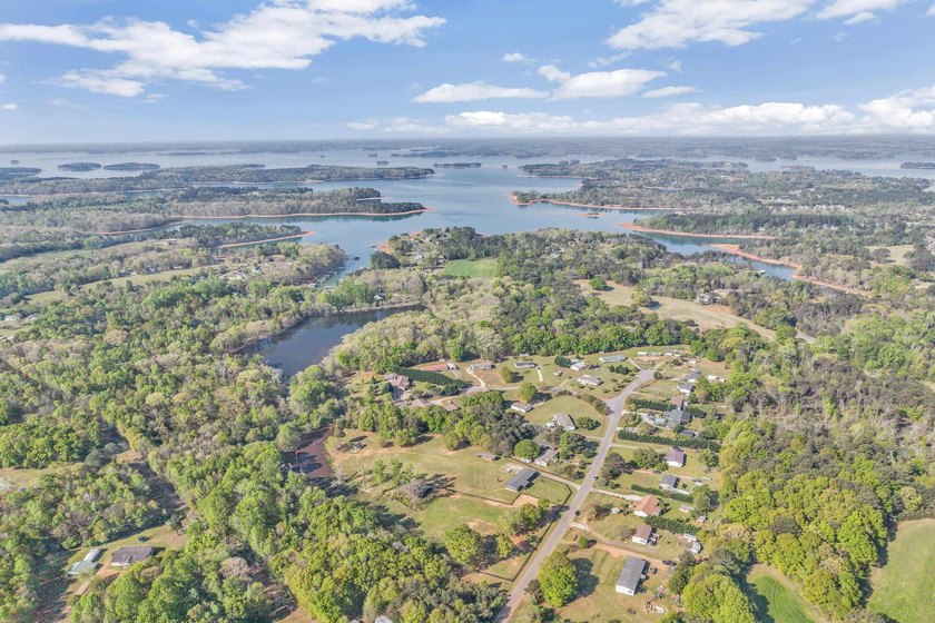 Welcome to 121 Capeview Lane in Anderson, a rare opportunity to - photo 2