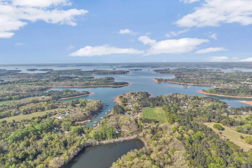 Welcome to 121 Capeview Lane in Anderson, a rare opportunity to - photo 3