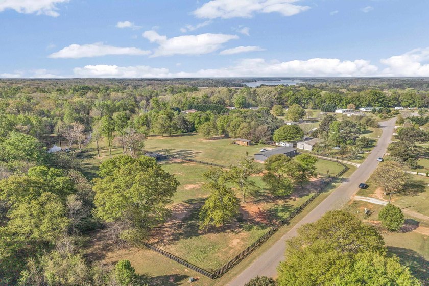 Welcome to 121 Capeview Lane in Anderson, a rare opportunity to - photo 4