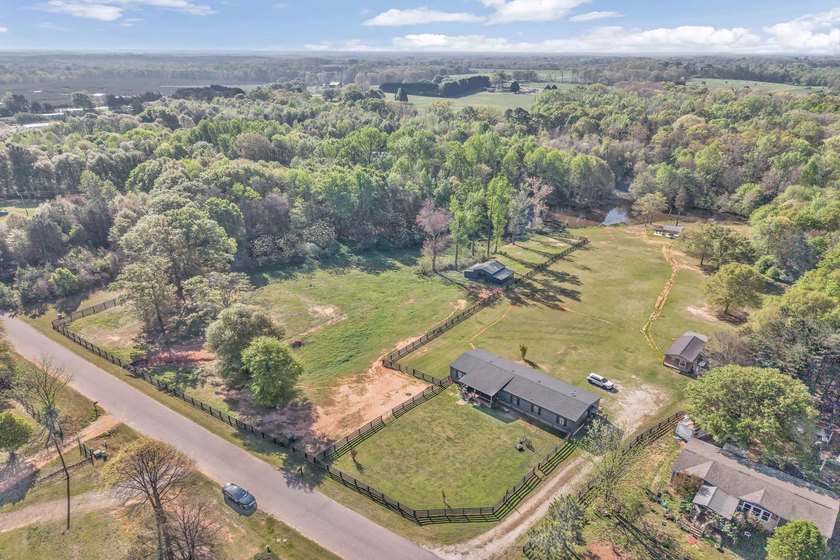 Welcome to 121 Capeview Lane in Anderson, a rare opportunity to - photo 6