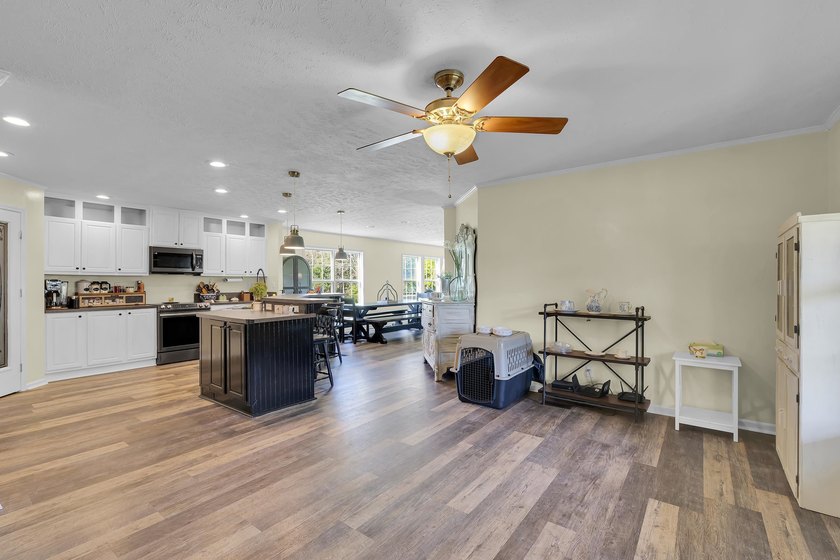 Welcome to 121 Capeview Lane in Anderson, a rare opportunity to - photo 7
