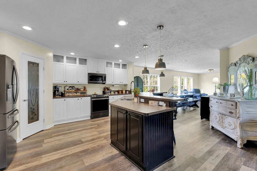 Welcome to 121 Capeview Lane in Anderson, a rare opportunity to - photo 8