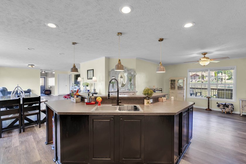 Welcome to 121 Capeview Lane in Anderson, a rare opportunity to - photo 9