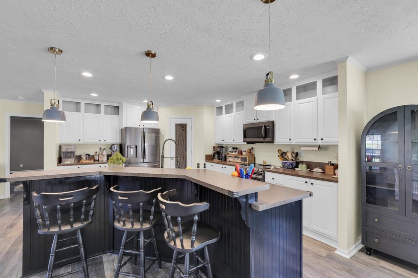 Welcome to 121 Capeview Lane in Anderson, a rare opportunity to - photo 10