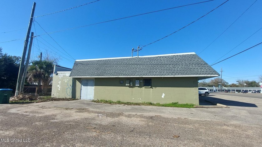 : Commercial building on Pass Road close to Highway 49. Highly - photo 11