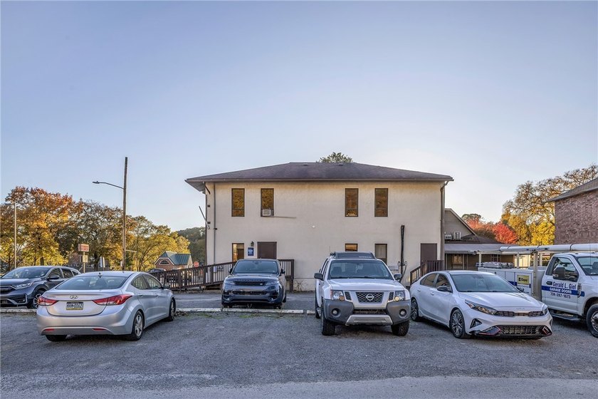 4,000+ Square foot Office Building in the heart of Kittanning! 4 - photo 5