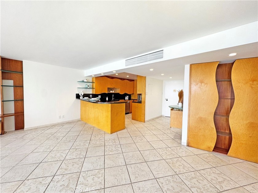 Beautifully upgraded light and bright end unit, with a wonderful - photo 10