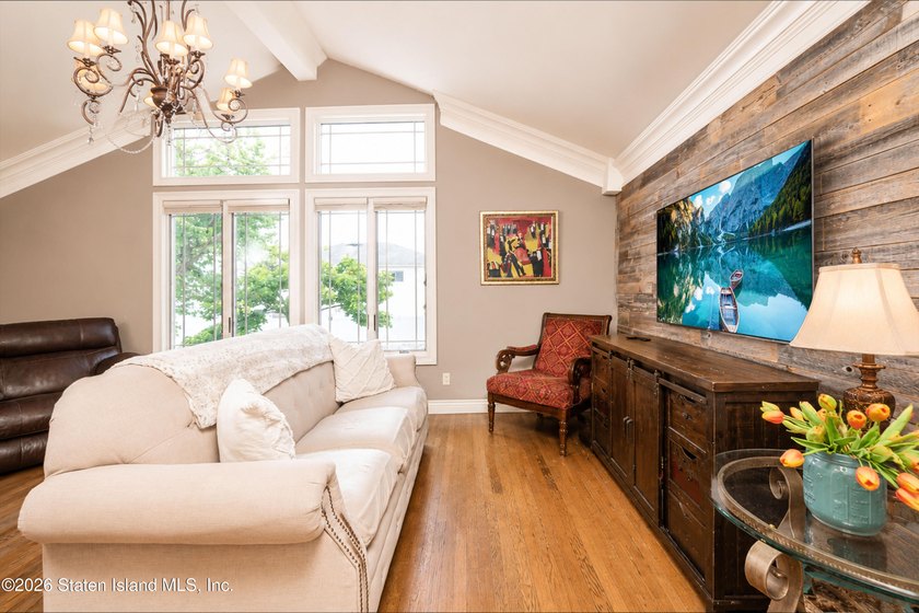 Welcome to 27 Tynan Street, a truly one-of-a-kind custom - photo 14