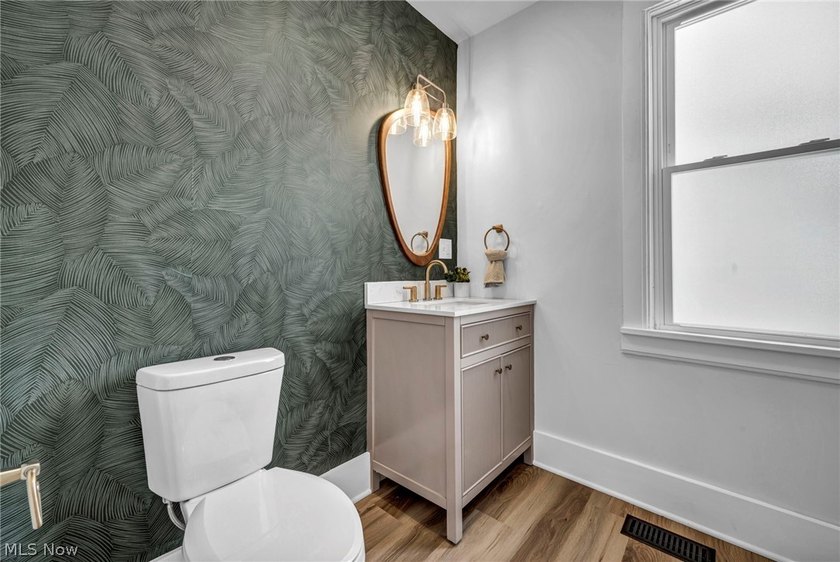 Welcome to this fully updated 3 bedrooms, 2 full bath home in - photo 31