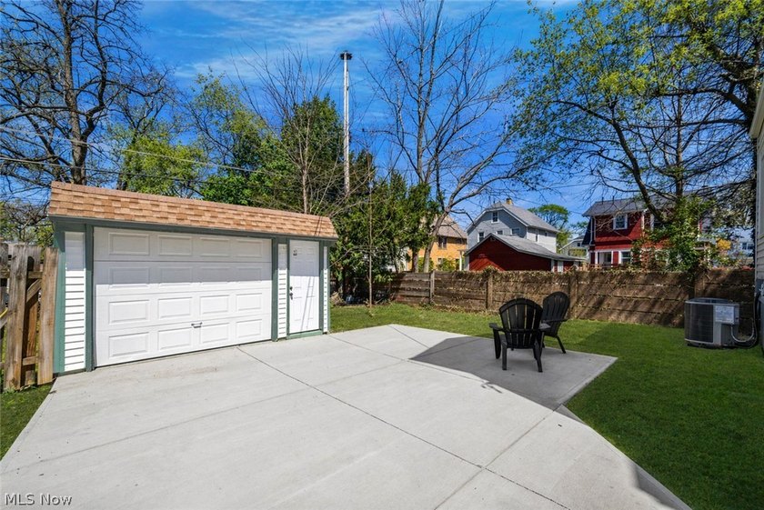 Welcome to this fully updated 3 bedrooms, 2 full bath home in - photo 35
