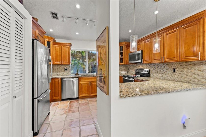 Behind the gates of Boca Pointe, this 3BR/3BA corner townhome - photo 16