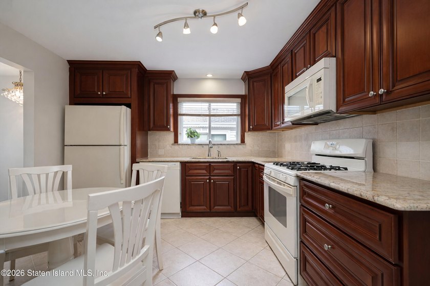 Just move right in! This one family semi-attached home in Great - photo 18