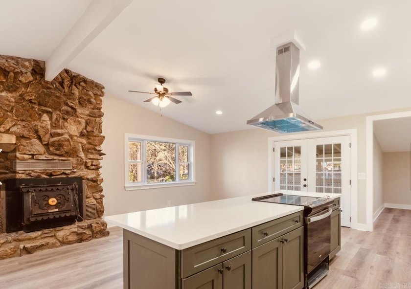 Completely renovated 3 Bedroom,2 bathroom 1512 sq ft.New HVAC - photo 11