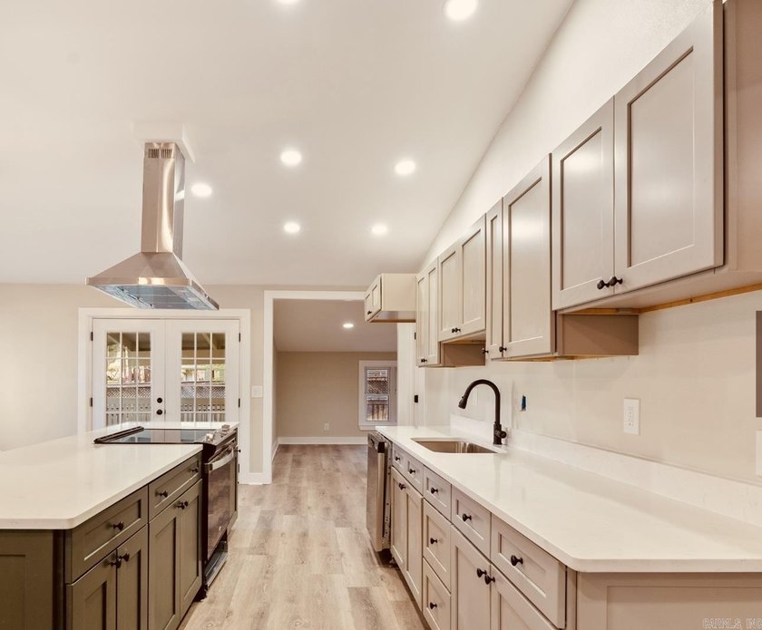 Completely renovated 3 Bedroom,2 bathroom 1512 sq ft.New HVAC - photo 12