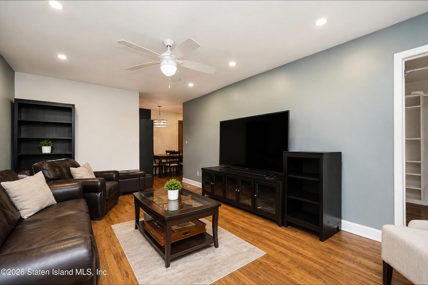 Beautifully renovated 2-bedroom condo in a phenomenal location! - photo 12