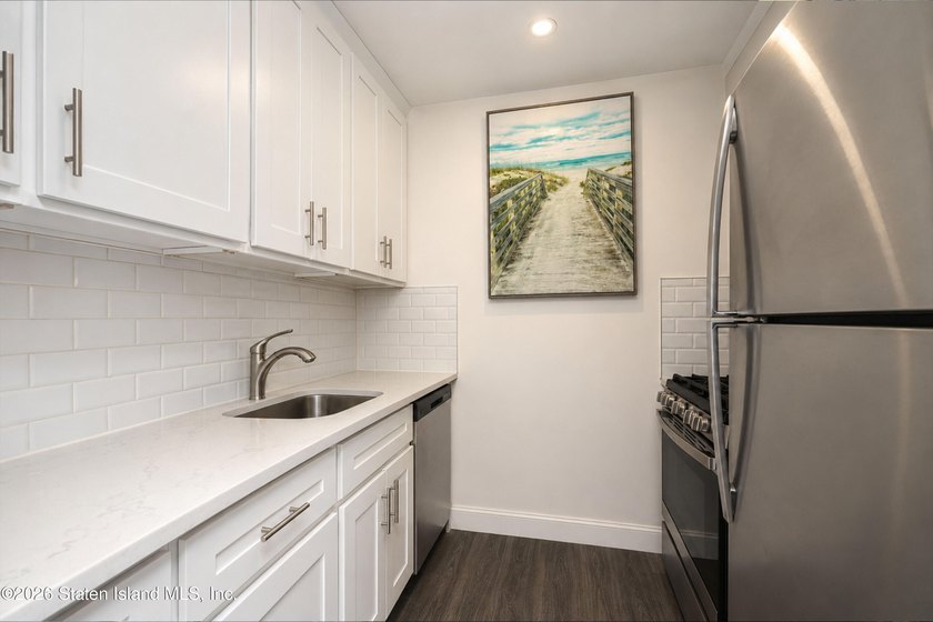 Beautifully renovated 2-bedroom condo in a phenomenal location! - photo 13